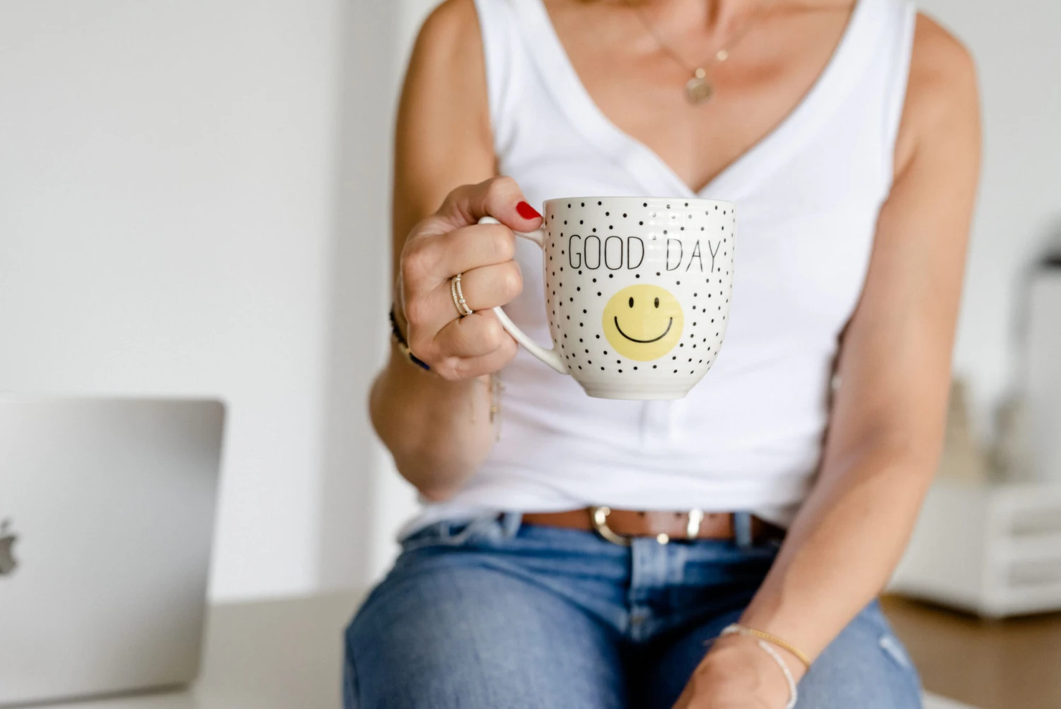 Frauen halten eine Tasse